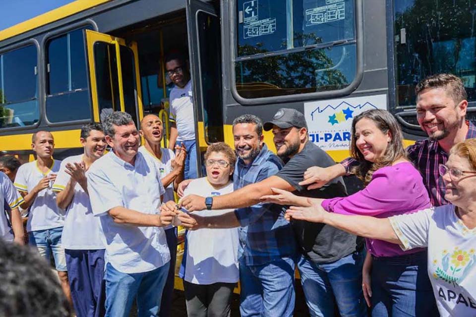 Apae recebe ônibus escolar e notebooks para auxiliar na Educação Especializada