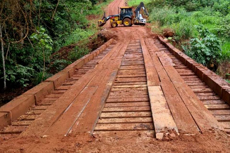 Ponte de madeira sobre o rio Figueira recebe manutenção em trecho da RO-383