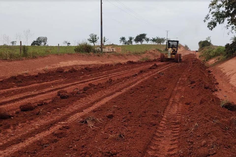 DER realiza manutenção em trecho não pavimentado da RO-494, em Primavera de Rondônia