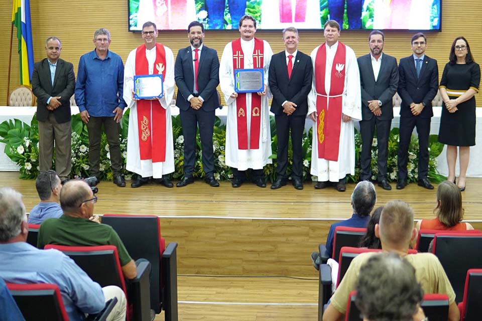 Goebel preside sessão solene em homenagem aos 120 anos da Igreja Luterana no Brasil e 52 anos em Rondônia