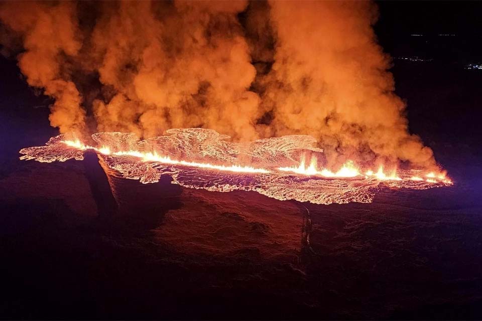 Islândia: vulcão entra em erupção em Grindavik e lava invade cidade