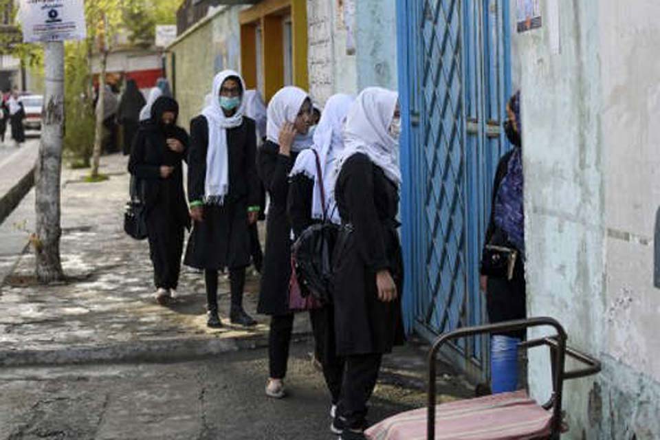 Talibãs mantêm escolas secundárias fechadas para mulheres