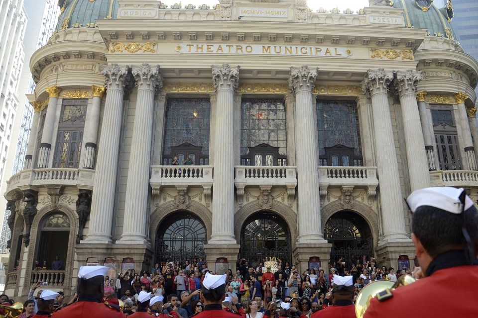 Theatro Municipal do Rio lança campanha de aula em casa pela internet