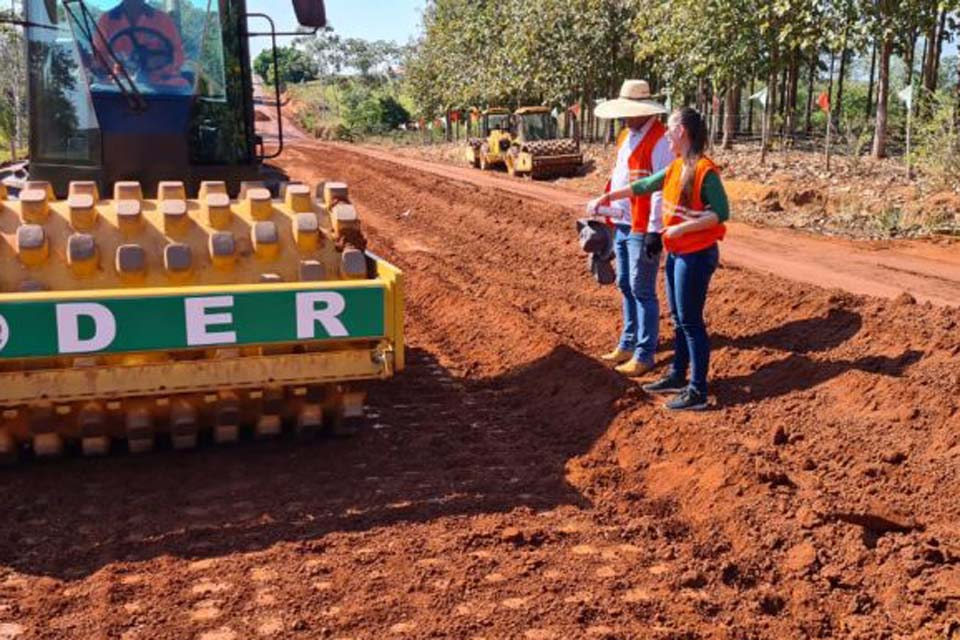 Engenheiros do DER acompanham obras de terraplanagem em trechos da RO-010