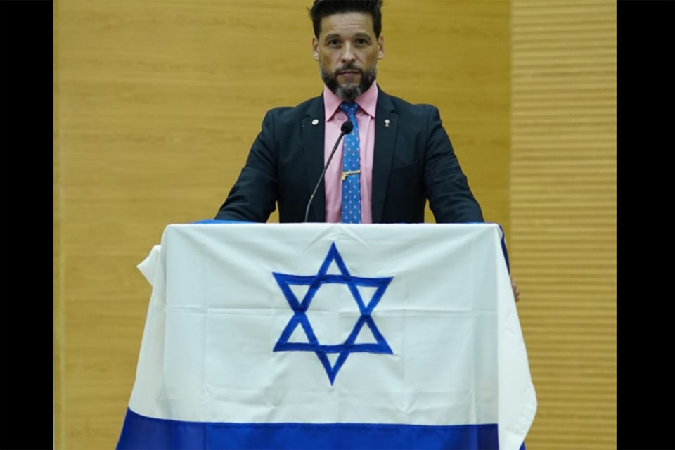 Delegado Camargo hasteia bandeira de Israel na janela de seu gabinete em apoio ao povo israelense