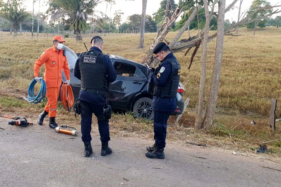 Condutor de Corolla fica preso em ferragens ao colidir em arvore na linha 627