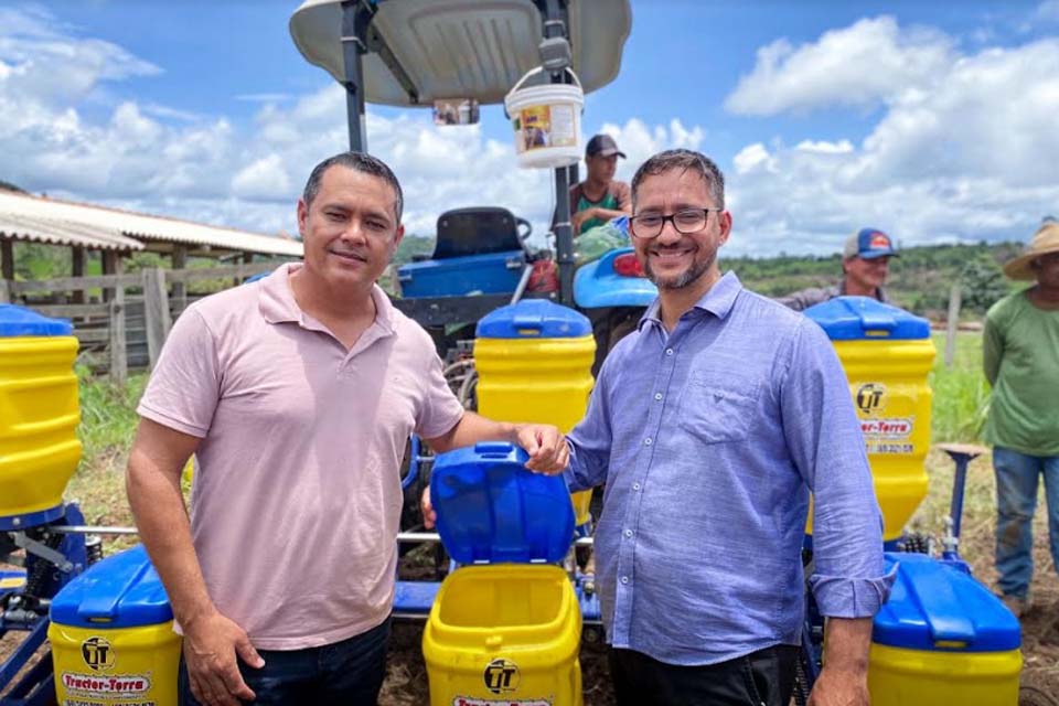 Deputado Anderson Pereira entrega máquinas e implementos agrícolas para associações no município de Espigão do Oeste