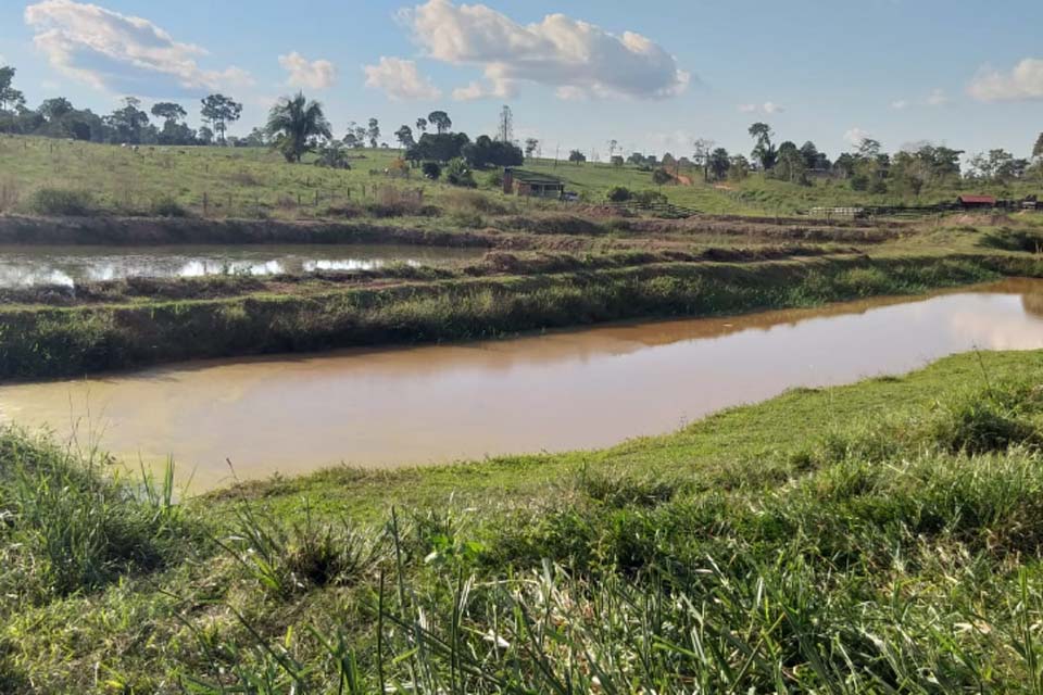 Município de Porto Velho apoia produtor rural com transporte e construção de tanques