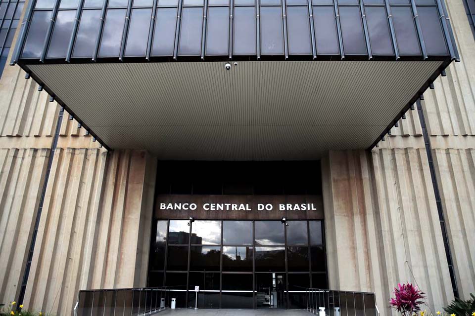 Lei modifica tributação sobre proteção cambial feita pelos bancos