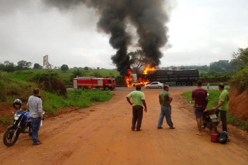 Carreta pega fogo no anel Viário de Ji-Paraná, na manhã desta quinta-feira