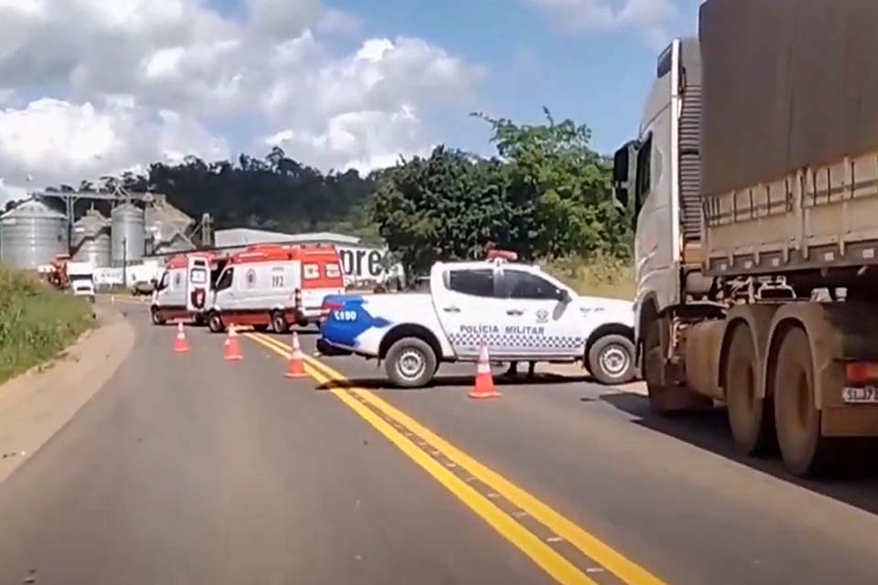 Motociclista perde a perna após  bater de frente contra carreta na BR 364