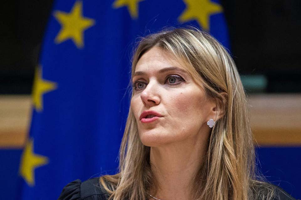 Eurodeputada grega Eva Kaili se defende das acusações de corrupção