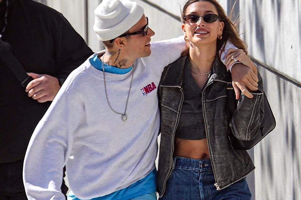 Justin e Hailey Bieber são vistos publicamente pela primeira vez após modelo ser internada com coágulo de sangue no cérebro