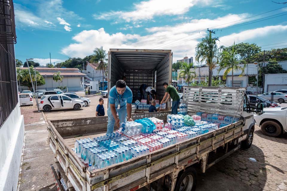 Carreta com mais de 37 mil litros de água é carregada para ser levada ao Rio Grande do Sul