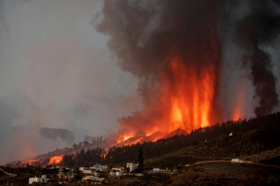 Vulcão de La Palma volta a rugir enquanto lava se aproxima do mar