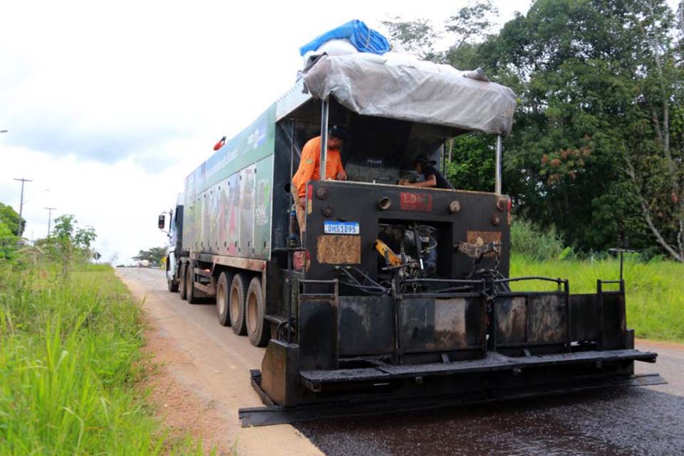 DER avança em obra de microrrevestimento asfáltico na rodovia 133 entre Theobroma e Machadinho do Oeste