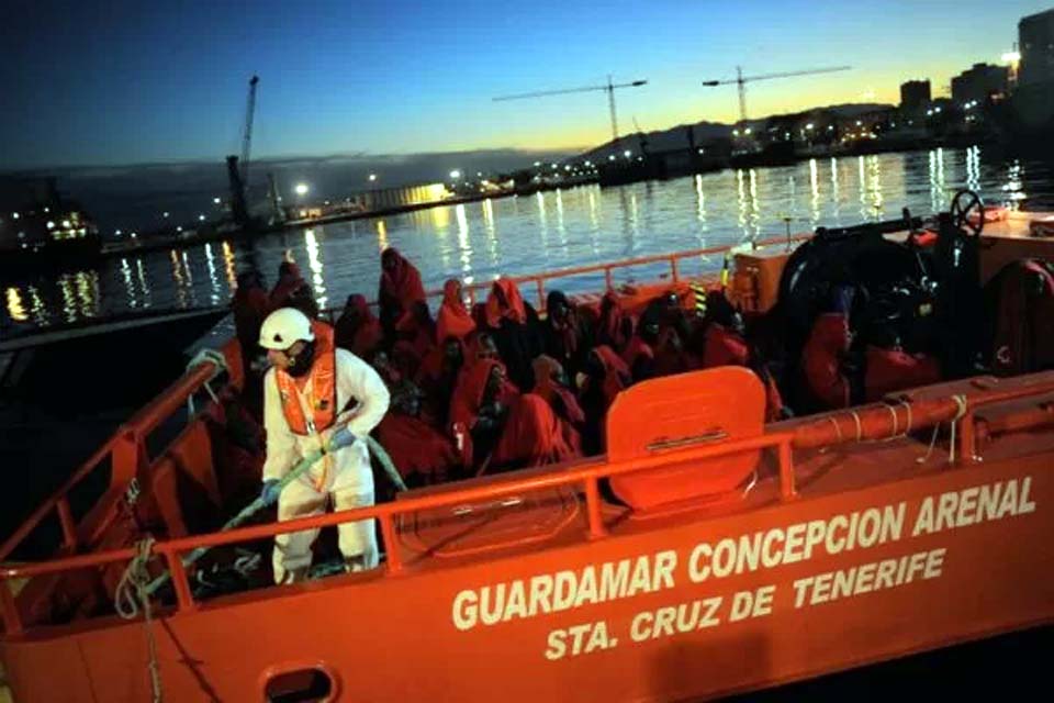 Barcos com 300 migrantes rumo à Espanha desaparecem, diz ONG