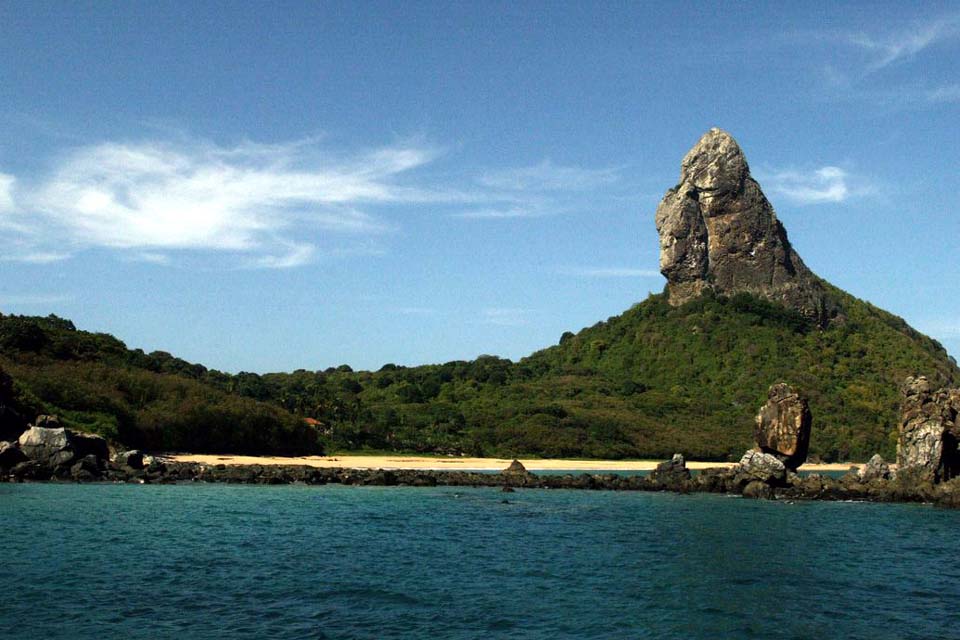 Fernando de Noronha passa a exigir dose de reforço de visitantes