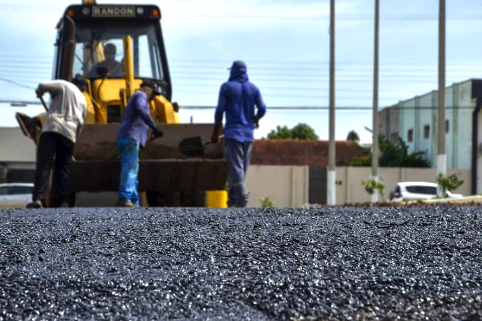 Obras de pavimentação asfáltica avançam nas ruas do bairro Bodanese