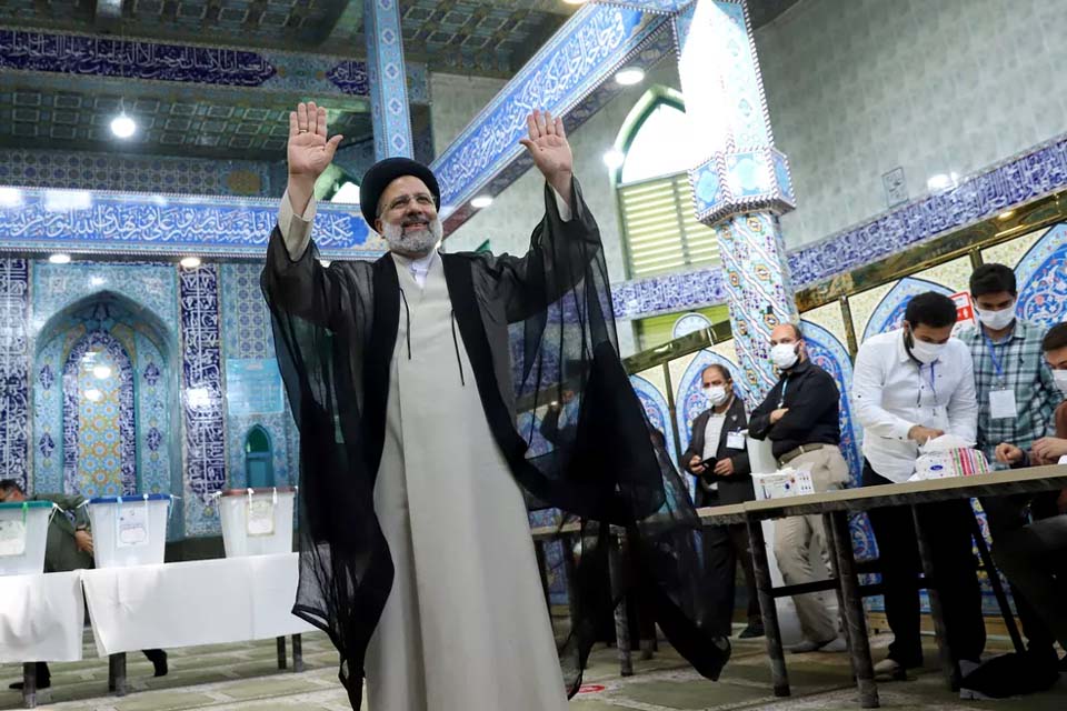 Ultraconservador Ebrahim Raisi vence eleições presidenciais no Irã