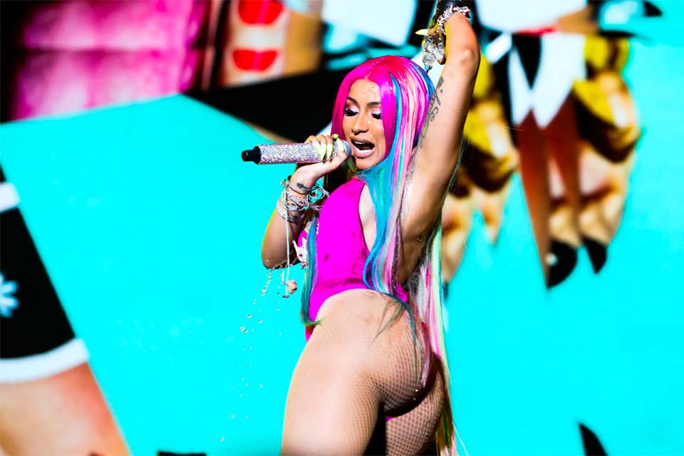 Cardi B revela ter removido 95% de preenchimento no bumbum e faz alerta