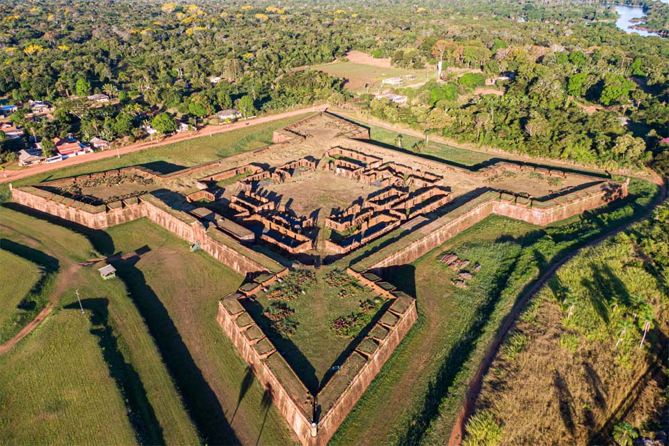 Século XVIII – Achado de ruína histórico no Real Forte Príncipe da Beira: procedimento visa preservação da descoberta 