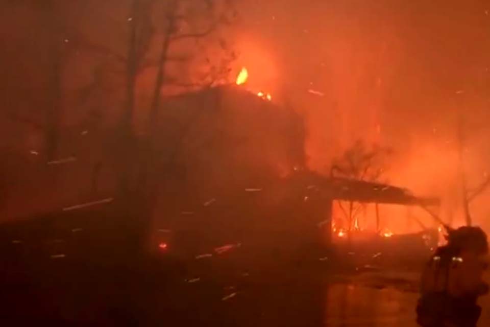 Incêndio fora de controle força retirada de 50 mil pessoas em Los Angeles