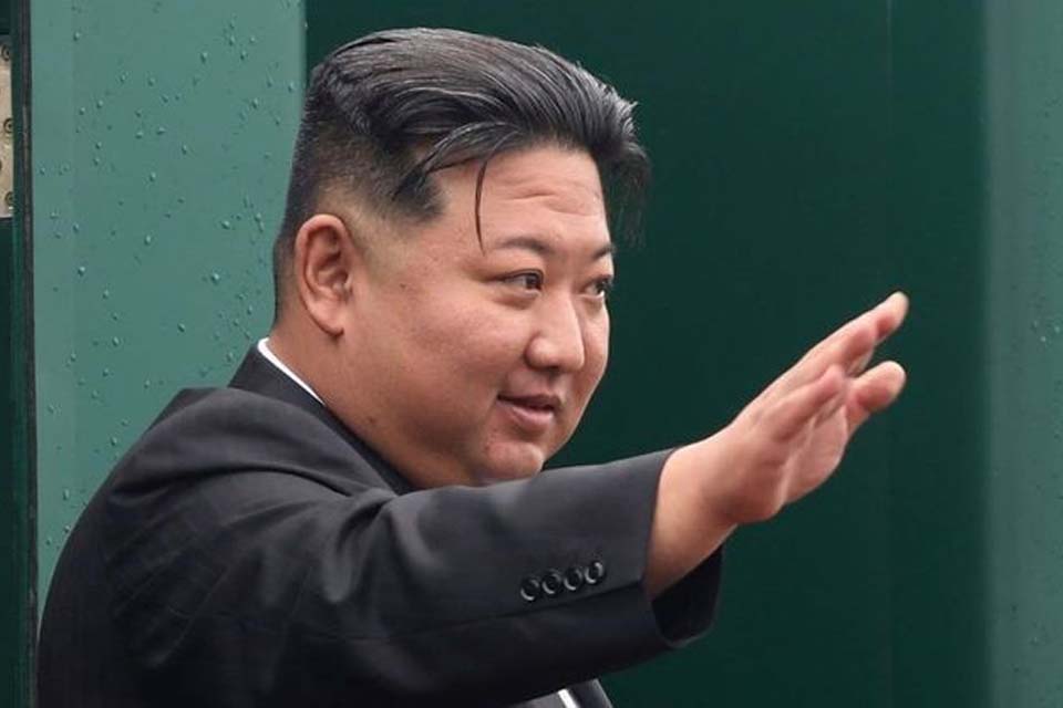 Ditador Kim Jong-un conclui visita polêmica à Rússia com 'sinceros agradecimentos' a Putin