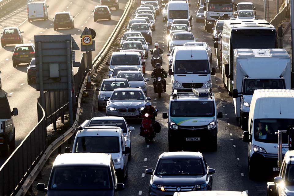 Reino Unido proibirá carros a gasolina até 2030 visando zerar emissões