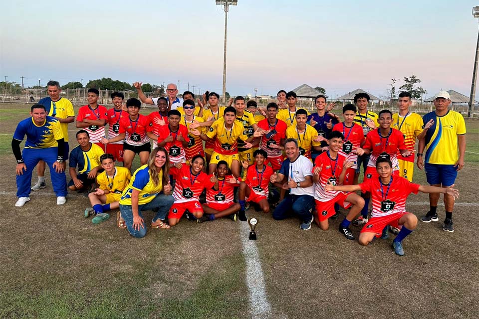 Amistoso promove integração entre escolinhas de futebol do Programa Talentos do Futuro