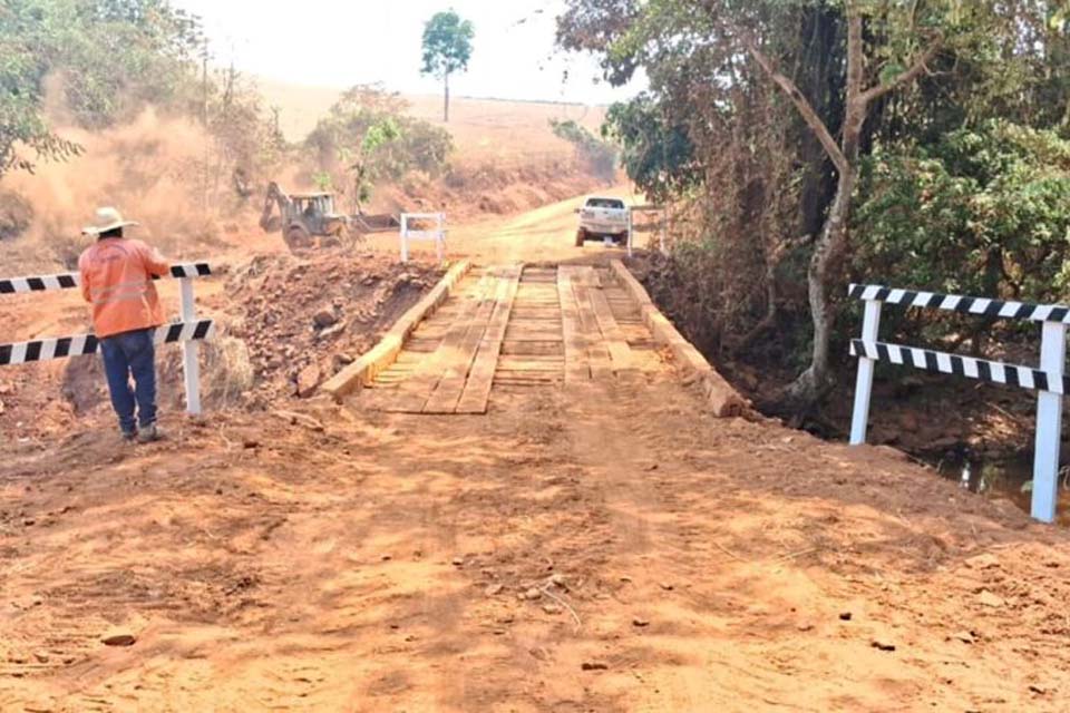 Ponte de madeira no Rio Figueira recebe manutenção em trecho da RO-383, na região de Alta Floresta do Oeste