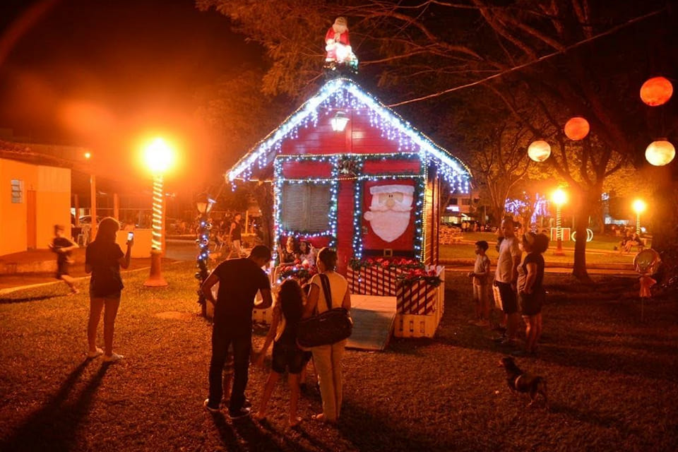 Decoração de Natal atrai famílias em praça de Vilhena para fotos e passeios