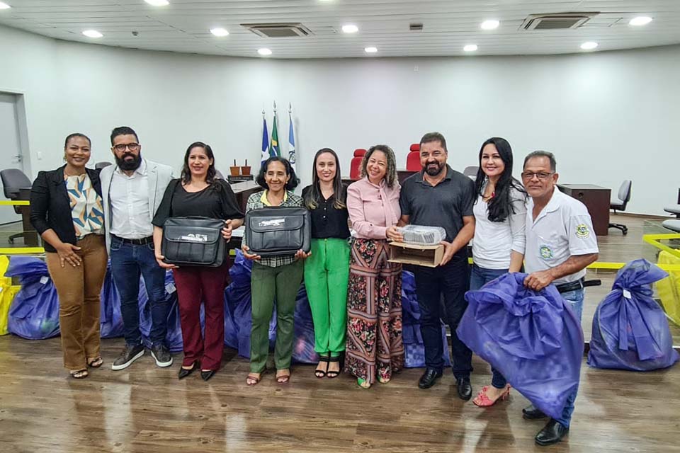 Notebooks são entregues no município em ação que envolveu o Fórum da comarca