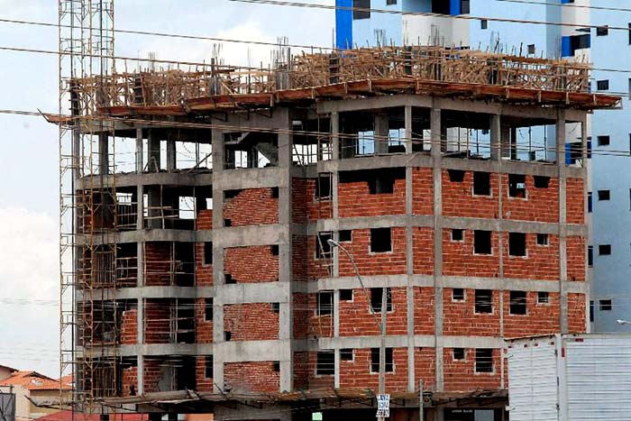 Inflação da construção fica em 0,49% em abril, diz FGV