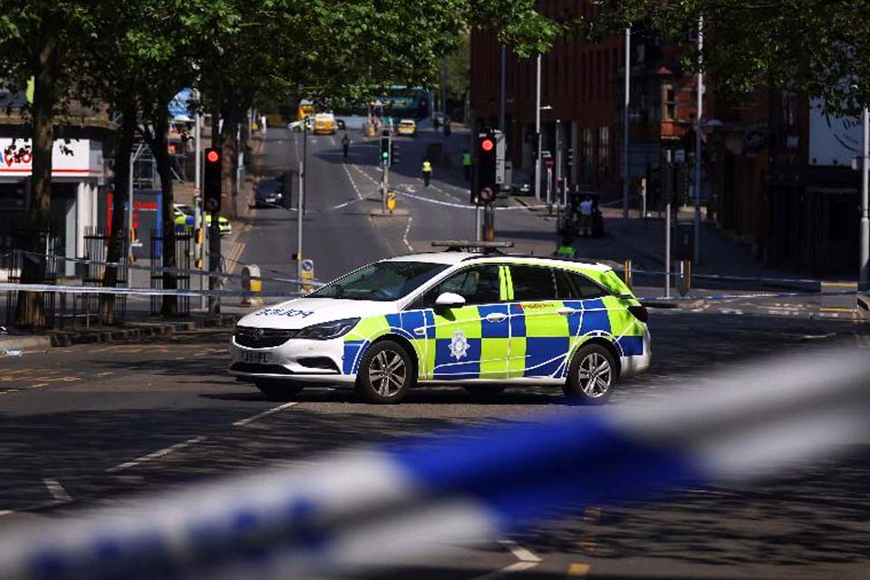 Polícia encontra 3 corpos e investiga ataque em Nottingham, Inglaterra