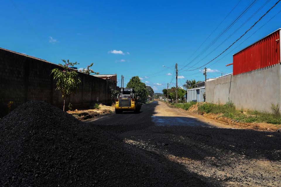 Prefeitura Ji-Paraná retoma obras de pavimentação da rua Bahia; via completa trechos do bairro Boa Esperança