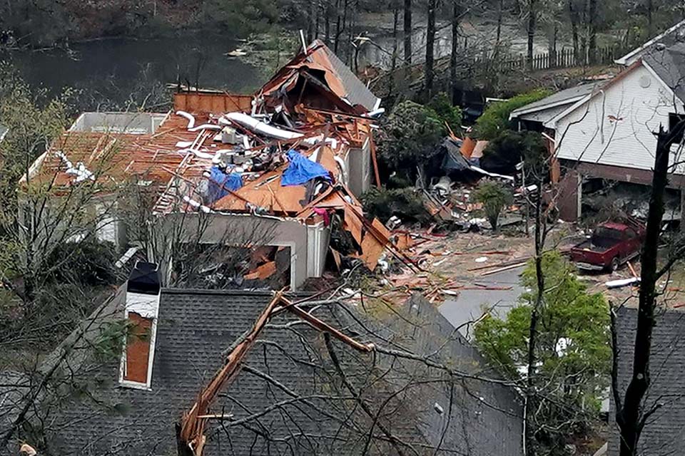 Tornados deixam ao menos cinco mortos e danos nos EUA