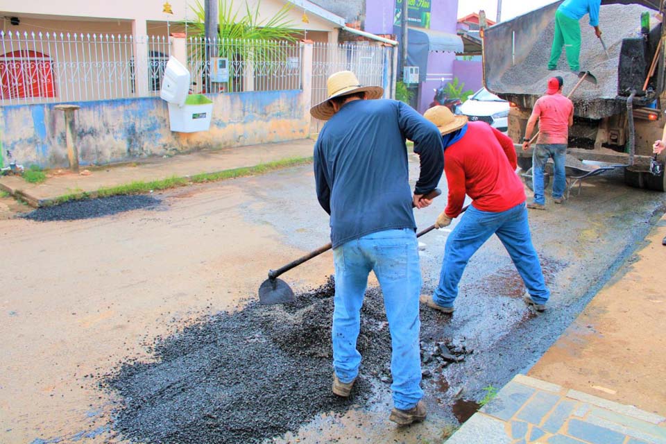 Secretaria Municipal de Obras e Serviços Públicos realiza operação tapa-buracos no Setor 9 de baixo