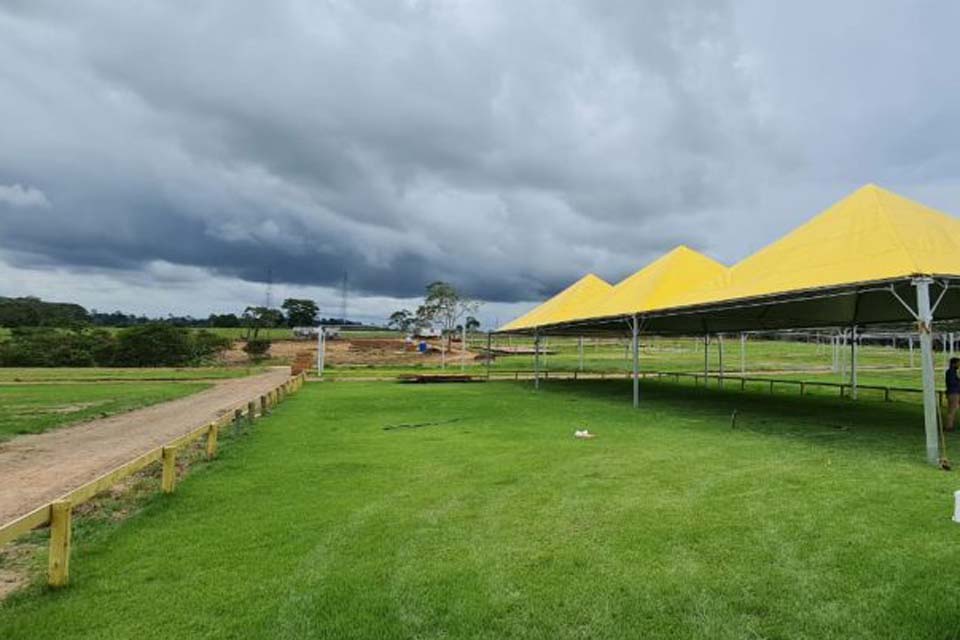 Iniciada montagem dos estandes de expositores que vão participar da 9ª Rondônia Rural Show Internacional, em Ji-Paraná