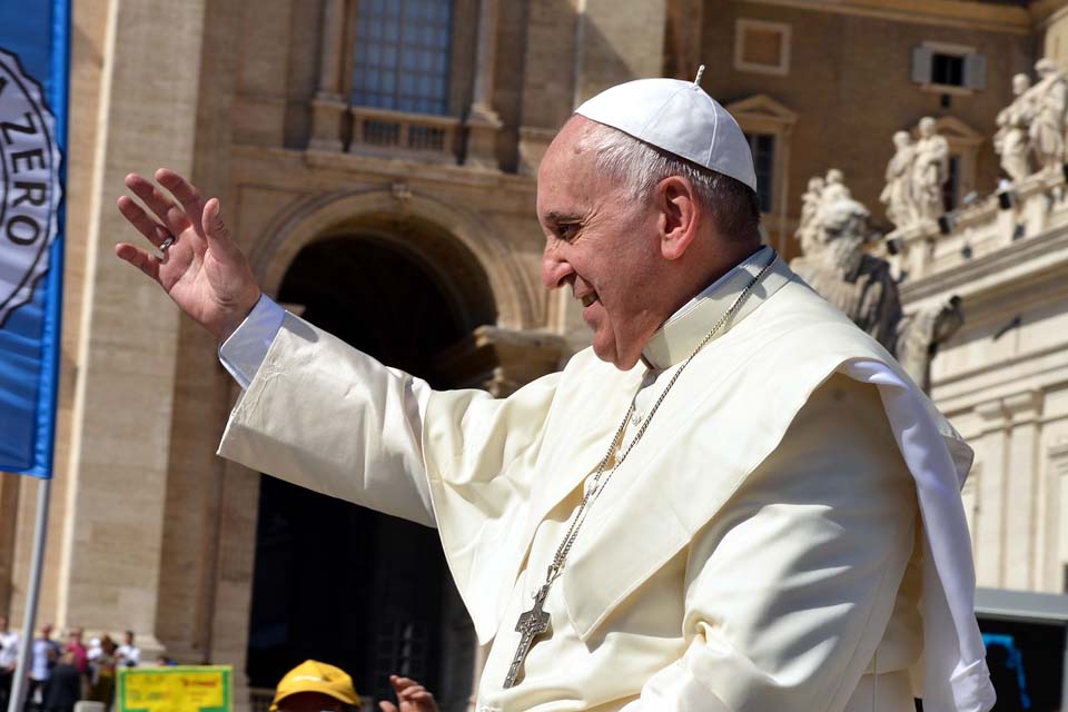 Papa Francisco passa por terapia respiratória e tem boa recuperação