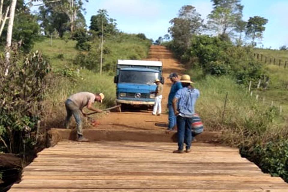 Moradores se unem e arrumam por conta própria uma ponte na zona rural 
