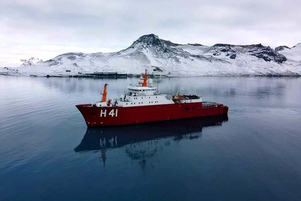 Navio Polar Almirante Maximiano parte com destino à Antártica