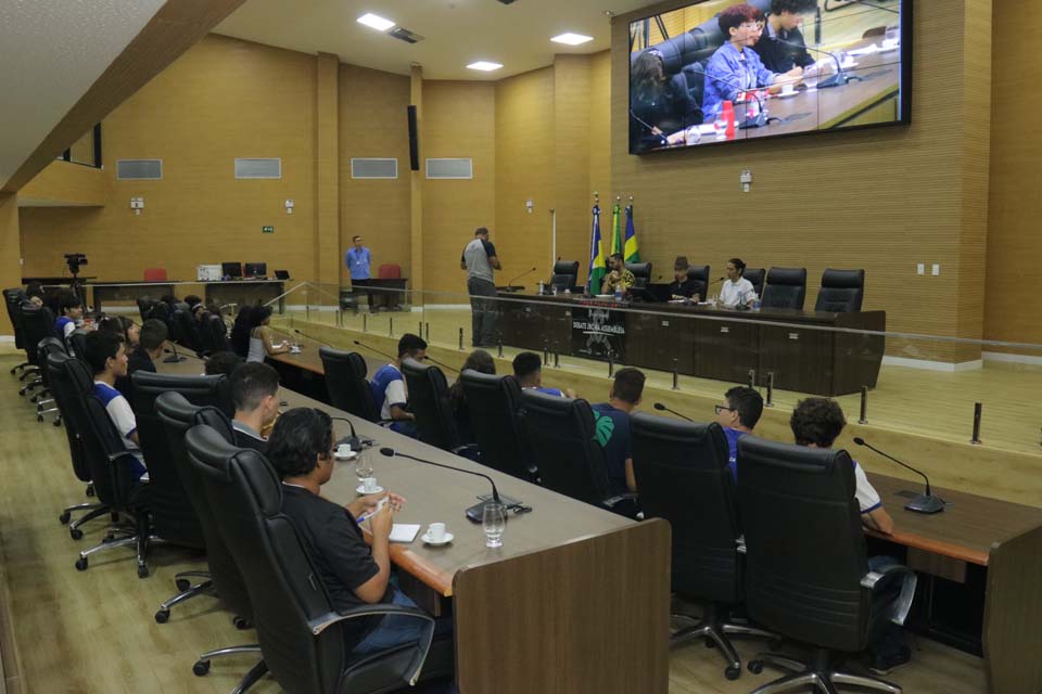 Alunos e professores do Colégio João Bento debatem ideologias na Assembleia Legislativa de Rondônia