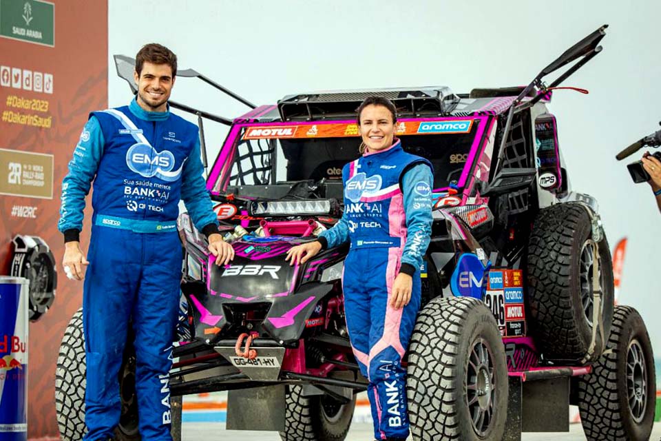 Catarinense é primeira brasileira a competir como pilota no rali Dakar