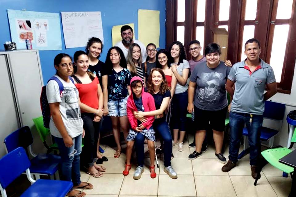 Atriz crescida em Ouro Preto do Oeste Cristina Lago visita alunos de projeto cultural com aulas de instrumentos e canto