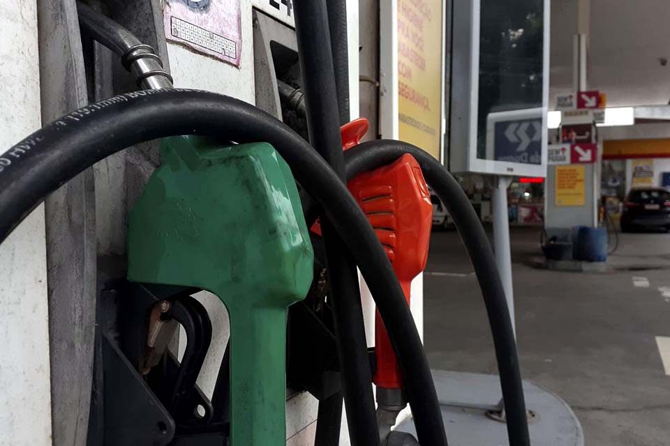 Gasolina sobe 5% a partir de hoje para as distribuidoras