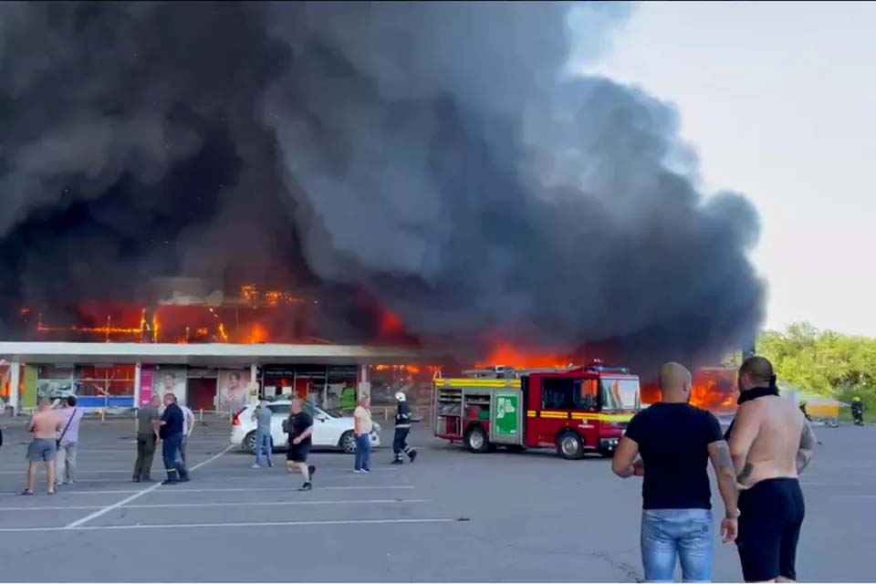 Ataque russo a shopping lotado deixa mortos e feridos na Ucrânia 