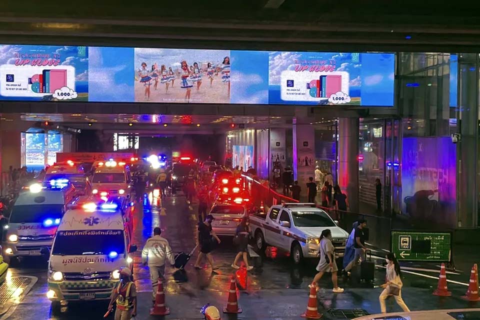 Adolescente abre fogo no shopping mais famoso da Tailândia e mata três