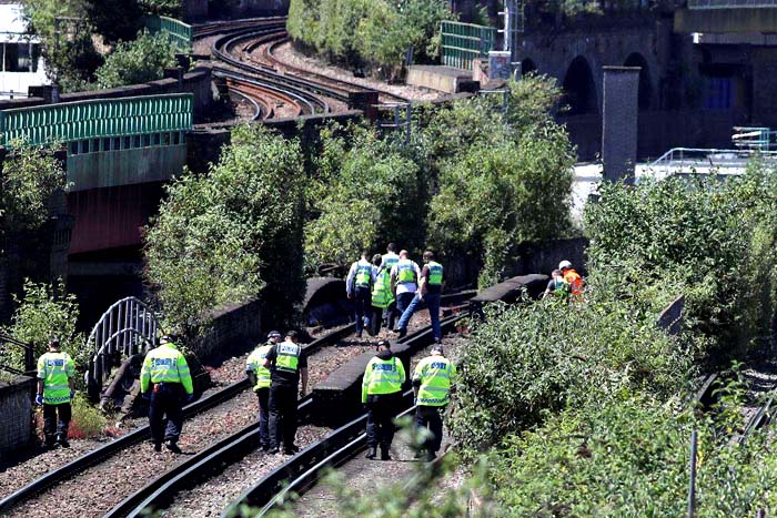 Trem atropela e mata 3 pessoas no sul de Londres