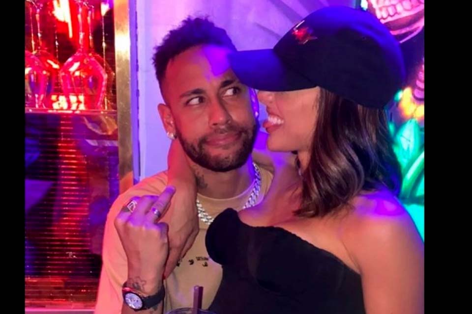 Jornal inglês chama atual namorada de Neymar de Bruna Marquezine